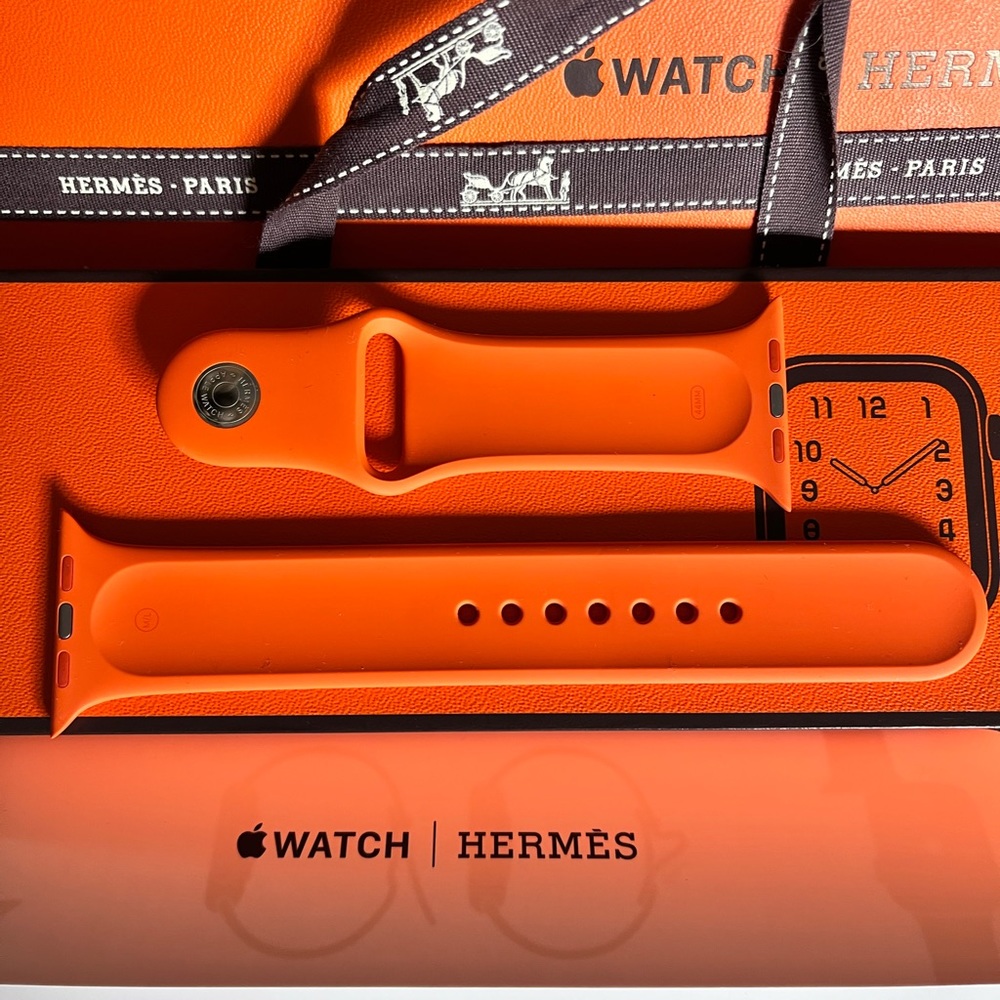 NEW AUTHENTIC Apple HERMÉS Paris watch band
Hermes Orange! From Series 6, 44mmML